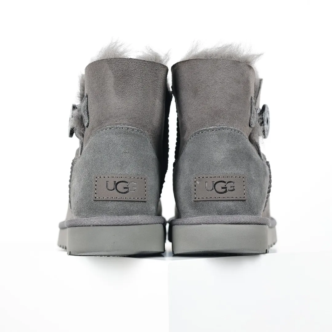 Pick up locally 💰540 The core recommendation is good price UGG basic Bailey twist style Xiaohongshu hot style Henan Longfeng leather production Sheepskin integrated top quality in the market 2-3 cm cashmere insole to keep warm in winter and a very suitable choice for home use UUG has launched a style series in the new year, which is partially geared towards the preferences of young consumers and has also moved to the forefront of fashion trends. Shoe body material Water-repellent coated suede upper 17mm UGGPURE™ implanted wool insole Lightweight non-slip comfortable rubber outsole With brand LOGO Trademark Comes with full packaging Size: 35 36 37 38 39 40